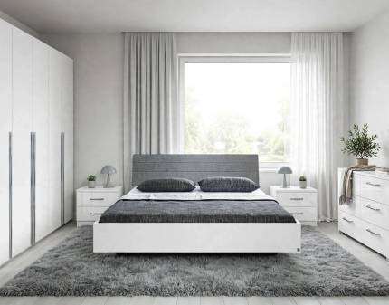 Set dormitor HALLE + QUADRA + TIRA Cadru pat (180x200cm), dulap cu 5 usi cu balamale TIRA 300x222x60cm, comoda TIRA 110x81x42cm si set 2 noptiere QUADRA alb alpin/ alb lucios - material textil gri
