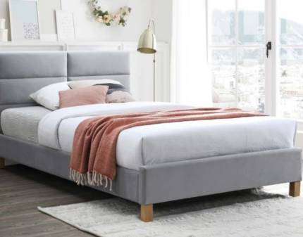 Pat tapitat cu somiera SIERRA VELVET (120x200cm) catifea light grey, picioare nuanta lemnului