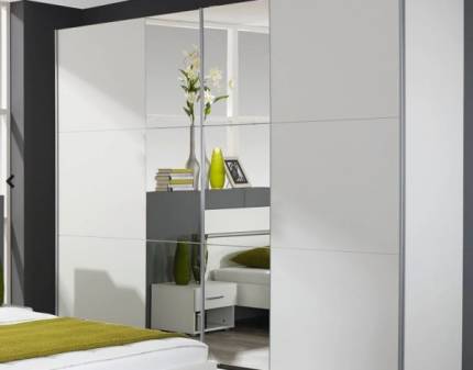 Dulap cu usi glisante FELLBACH 261x210x59cm alb alpin/ oglinda, maner aluminiu